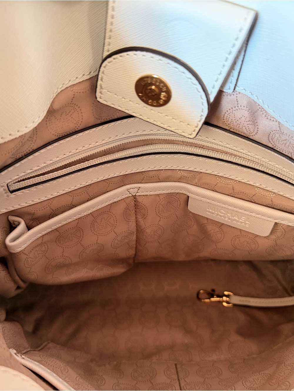 Michael Kors Cream/White Saffiano Tote with Matching Wallet - Picture 2 of 3